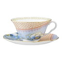 WEDGWOOD BUTTERFLY BLOOMシリーズバタフライ ブルームサイズ(カップ)W128×φ112×H60mm(満水容量：250cc)サイズ(ソーサー)φ153×H17mm材　質ウェッジウッド・ファイン・ボーンチャイナ製セット内容カップ＆ソーサー × 1原産国タイ製(Made in Thailand)輸入元フィスカース ジャパン株式会社(旧社名/ウォーターフォード・ウェッジウッド・ジャパン株式会社)商品説明250年以上の歴史を誇るウェッジウッドには、創業当初からの膨大なデザイン画が保管されており、「バタフライ ブルーム」も、19世紀のパターンブックにあった図案をアレンジしてデザインされました。バラ、桜、芍薬、クリサンセマム、忘れな草など、色彩豊かな花々が百花繚乱に咲き誇るテーブルウェアは、空間を華やかに演出します。紅茶の三要素とされる味、香り、水色(すいしょく)を堪能していただくのに最適なデザインのティーカップ。特に紅茶やハーブティー用としてオススメします。オリジナルのかわいらしい箱入りで、ギフトにもおすすめです。※ブランドの正規のギフト箱(画像5,6参照)に入っています。ただし、日本国内製造のギフト箱ではないので、日本国内製造のものと比べると多少雑な作りになっています。※箱の仕様は予告なく変更になる場合がございます。あらかじめご了承ください。箱が円形ですので、熨斗がけと包装紙によるラッピングができません。プレゼント用のラッピングは、直にリボン掛け(画像6参照)となります。熨斗がけ、包装紙によるラッピング希望の場合は、通常のウェッジウッドのギフト箱に変更になります。ご了承下さい。※ウェッジウッドのブランドのギフト箱は、予告なく仕様が変わる場合がございます。予めご了承下さい。 [バタフライ ブルーム TOP]ギフト ブランド食器【オススメご用途】ご自宅用(ご自分用)、結婚の御祝、結婚の内祝、ブライダルギフト、各種御礼、記念品、コンペなどの景品、新築や引っ越しのお祝い、お誕生日のプレゼント、母の日ギフト、季節の贈り物、各種内祝、新入学・就職祝い、快気祝い、陶磁器インテリア贈答品Butterfly Bloom　(バタフライ ブルーム)250年以上の歴史を誇るウェッジウッドには、創業当初からの膨大なデザイン画が大切に保管されています。「バタフライ ブルーム」のデザインも、19世紀のパターンブックにあった図案をアレンジして誕生しました。当時のリージェンシースタイルは、古代ギリシャ・ローマのデザインに加え、エジプトや中国などの要素を折衷した装飾が特徴で、様々なモチーフがミックスした「バタフライ ブルーム」のデザインにもその影響が感じられます。薔薇、桜、芍薬、クリサンセマム、忘れな草など、色彩豊かな花々が百花繚乱に咲き乱れるテーブルウェアは、空間を華やかに演出します。カジュアルなティーパーティーからおもてなしのティータイムまで、幅広いシーンで大活躍することでしょう。ウェッジウッドカップ＆ソーサー1客用ギフト箱ウェッジウッド正規輸入品のカップ＆ソーサー1客用のギフト箱です。熨斗がけ、包装紙によるラッピング希望の場合は、こちらのギフト箱に変更になります。箱のデザインは、2018年4月現在このデザインになっています。ギフト箱のサイズは、ジャスパー・コンランシリーズ以外は基本的に全て同じです。サイズ：W166×D166×H103mmサイズ(ジャスパー・コンラン)：W190×D190×H110mmウェッジウッド製品取扱説明書ウェッジウッドのファインボーンチャイナ、ジャスパーウエア、クリスタルガラス、カトラリー(ステンレススチール製)などの製品に同封しています製品説明書です。ウェッジウッド製品をいつまでも美しくご使用いただくために必ずご一読頂きたい冊子です。初めての方でも安心してご使用頂けるよう、日本語でとても丁寧に説明されています。表紙のデザイン等予告なく変更になる場合があります。