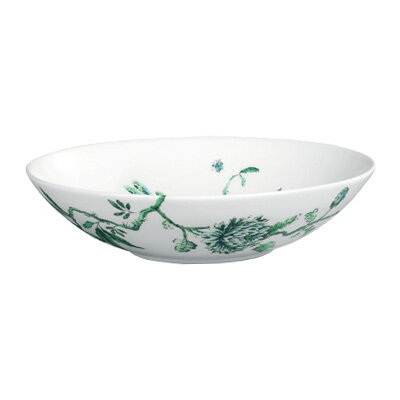 WEDGWOOD JASPER CONRAN CHINOISERIE WHITEシリーズジャスパー・コンラン・シノワズリ・ホワイトサイズ約φ221×H52mm材　質ファイン・ボーンチャイナ製セット内容プレート × 1輸入元フィスカース ジャパン(株)商品説明水彩画のような繊細なシノワズリ調(中国趣味の美術様式)の絵柄が目をひき、日常の食卓で使うのはもちろん、オーナメントにもなる、美しく、かつ、インパクトのあるテーブルウエアです。サラダ、パスタ料理、煮込料理、カレーなど、幅広いお料理に対応できる、ほどよい大きさ・深みがポイントのお皿です。ご家族分を揃えれば、毎日のお食事で活躍することうけあいです。食器洗浄器対応取扱い説明書付(日本語)ブランドの正規のギフト箱入 [ジャスパー・コンラン・シノワズリ・ホワイト TOP]【ギフト箱について】当店販売のウェッジウッド製品は、百貨店などと同じ正規輸入品ですので、ウェッジウッドの専用ブランドのギフト箱(正規)に入っています。結婚のお祝いや引き出物にオススメです。[ラッピングについて][手提げ袋(無料)について][包装紙について][無料メッセージカードについて]ギフト ブランド【オススメご用途】ご自宅用(ご自分用)、結婚の御祝、結婚の内祝、ブライダルギフト、各種御礼、記念品、コンペなどの景品、新築や引っ越しのお祝い、お誕生日のプレゼント、母の日ギフト、季節の贈り物、クリスマス、バレンタイン、各種内祝、新入学・就職祝い、快気祝いなどJASPER CONRANCHINOISERIE WHITE(ジャスパー・コンラン・シノワズリ・ホワイト)ブリティッシュスタイルの第一人者として名高い、ファッションデザイナー、ジャスパー・コンラン。機能性と英国の伝統を重視したシンプルでタイムレスなデザインスタイルは、まさに英国の名窯ウェッジウッドのデザインコンセプトと重なります。双方のコラボレーションが生み出した『JASPER CONRAN AT WEDGWOOD』は、伝統的なイギリスのエッセンスを盛り込みながらコンテンポラリーなデザインで、現代のダイニングにふさわしいコレクションです。細部にまでこだわって完成されたこのデザインは、イギリスでは2001年の発売以来、幅広い人気を誇っています。シノワズリ調（中国趣味の美術様式）の動植物は、18世紀の壁紙に想を得たデザインです。日常の食卓で使うのはもちろん、オーナメントにもなるデザインを追求し、美しく、かつインパクトのあるテーブルウェアが完成しました。双方を組み合わせると、テーブルコーディネートの幅がいっそう広がります。洗練されたコンテンポラリーなデザインの「JASPER CONRAN AT WEDGWOOD」は、感度の高い女性はもちろん、デザインにこだわりのある男性にもオススメしたいコレクションです。 ジャスパー・コンラン　プロフィールブリティッシュスタイルの第一人者として名高い、ファッションデザイナー。デザイン業界のグル、ザ・コンランショップで有名なテレンス・コンラン卿の次男。ブリティッシュ エレガンスに大胆な解釈を加えたデザインスタイルを特徴とし、活躍の場は、ブライダル、紳士服、フレグランス、インテリアと広範囲に及ぶ。さらに、英国ロイヤルバレエ団を始めとする世界的なバレエやオペラの舞台衣装なども数多くデザインし、これまでに数々の賞を受賞してきた。2008年には、それまでの功績により大英帝国勲章OBEを受勲。 ウェッジウッド製品取扱説明書ウェッジウッドのファインボーンチャイナ、ジャスパーウエア、クリスタルガラス、カトラリー(ステンレススチール製)などに同封しています製品説明書です。ウェッジウッド製品をいつまでも美しくご使用いただくために必ずご一読頂きたい冊子です。初めての方でも安心してご使用頂けるよう、日本語でとても丁寧に説明されています。表紙のデザイン等予告なく変更になる場合があります。