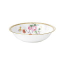 【ブランドBOX付き】WEDGWOOD ROSE GOLDシリーズローズゴールドサイズ約φ155mm×H40mm材　質ウェッジウッド・ファイン・ボーンチャイナ製セット内容ボウル × 1原産国イギリス製(Made in United Kingdom)輸入元フィスカース ジャパン株式会社(旧社名/ウォーターフォード・ウェッジウッド・ジャパン株式会社)商品説明デザート皿に、フルーツ皿に、また朝食のシリアルなどを召し上がる際にも丁度良いサイズ。普段のお食事には、サラダや盛り皿料理の取り鉢としても最適です。一番使用用途の多いお皿です。※専用の正規のブランドのギフト箱入り。 ※ウェッジウッドのブランドのギフト箱は、予告なく仕様が変わる場合がございます。予めご了承下さい。※バックスタンプのデザインが生産時期によって異なる場合がございます。予めご了承ください。 [ローズゴールド TOP]一緒におすすめ 味わい豊かな紅茶WEDGWOOD紅茶マリアージュフレール紅茶ロイヤルコペンハーゲン紅茶ギフト ブランド【オススメご用途】ご自宅用(ご自分用)、結婚の御祝、結婚の内祝、新築や引っ越しのお祝い、お誕生日のプレゼント、母の日ギフト、季節の贈り物、各種内祝、新入学・就職祝い、快気祝い、香典返しROSE GOLD　ローズゴールド200周年を迎えたウェッジウッド・ファイン・ボーンチャイナより、新作『ローズゴールド』が登場します。『ローズゴールド』は、18世紀のウェッジウッドパターンブックに描かれているアーカイブモチーフを元にデザインされました。イギリス人にとって、国花でもあるバラは伝統的かつ特別な存在。『ローズゴールド』は、柔らかくナチュラルな香りがそのまま伝わってきそうなローズ、アサガオやクレマチスなどの彩り豊かな花々、そしてマイカ(雲母)で仕上げたスモーキーピンクのシルエットフラワーをさり気なくデザインに加え、優しい印象に仕上げました。また、縁に施された模様もアーカイブから想を得たもので、ジャスパーのレリーフなどにも用いられているデザインです。落ち着いた色味のマットゴールドと上部に丸みを帯びたラインが、より繊細で上品な印象を与えます。ラインナップは、全10品。幅広い構成で、ティーシーンからディナーシーンまでをカバーします。一番人気が高いアイテムのティーカップは、紅茶・コーヒー兼用のリーシェイプと、紅茶の味・優雅に拡がる香り・水色(すいしょく)を楽しみたいという紅茶好きにたまらないピオニーシェイプの2種類が揃います。そして、適当な深さがあり1枚でもとびきり華やかな存在感を放つオーバルディッシュや、なだらかな縁の立ち上がりで皿面を広くお使いいただけるクーププレート2サイズは、あらゆるシーンに対応します。存在感のあるブライダルギフトとしても喜ばれることでしょう。 ウェッジウッド製品取扱説明書ウェッジウッドのファインボーンチャイナ、ジャスパーウエア、クリスタルガラス、カトラリー(ステンレススチール製)などに同封しています製品説明書です。ウェッジウッド製品をいつまでも美しくご使用いただくために必ずご一読頂きたい冊子です。初めての方でも安心してご使用頂けるよう、日本語でとても丁寧に説明されています。表紙のデザイン等予告なく変更になる場合があります。