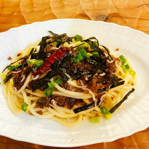 名　称オイル漬原材料食用オリーブ油、きくらげ（静岡県産）、釜揚げしらす、食塩、にんにく、砂糖、唐辛子、ブラックペッパー/ pH調整剤、グリシン内容量90g保存方法直射日光、高温多湿を避け常温で保存してください。製造者株式会社 大晃商品説明富士山木耳アヒージョに、静岡県産しらすをたっぷり入れたコラボレーション。 きくらげのコリコリ食感にしらすの旨味、磯の香りが食欲をそそります。 厳選したクセのないオリーブ油とガーリック・食塩をバランスよく 調合した味付けで、上品で素材の良さを最大限に活かしました富士山木耳の豊富な栄養を活かす為、細かく刻み、消化吸収しやすく加工した後、ガーリックが香るオイル煮「アヒージョ」に仕立てました。製品のおよそ半分を占める「オリーブオイル」には徹底的にこだわり、15種類以上のオリーブオイルから厳選しております。静岡県富士市で栽培した安心・安全で肉厚な国産きくらげを使用しています！[富士山きくらげラインナップ]富士山きくらげができるまで こちらがきくらげ→ 菌床と言われる苗のようなものから発芽します。菌床できくらげは少しずつ成長していきます。日本人に愛されている中華料理に多く使用されているきくらげですが、現在、国産のきくらげは4%しか市場に出回っていません。きのこの中でも漢方に匹敵する栄養価のきくらげを、富士山を目の前にした、富士市で1枚ずつ丁寧に栽培。純国産栽培・無農薬で安心・安全に希少なきくらげを多くの皆様にお届けしてまいります。 毎日きくらげへと噴射器を使い、水やりを行います。多いときには、1日3回行うこともあります。肉厚のあるきくらげを作るために、3ヵ月に1回菌床を代え、栄養が分散しすぎないように間引きを行います。数か月育てたきくらげは丸々と大きくなっていきます。 収穫1 収穫2 手作業で1枚1枚丁寧に不要部分を除去していきます。このひと手間がのちの食感、舌触りに大きく関わります。 収穫したきくらげは、1枚ずつ丁寧に手洗いをします。お客様に高品質なきくらげをお届けするためにも、手間を惜しみません。そのため戻し汁も安心して召し上げることができます。 手洗いが終わったら乾燥です。乾燥用のビニールハウスで天日干しを行います。天日干しを行うことで栄養満点なり、ビタミンDは約10倍にも増えます。 ビニールハウスで天日干しがすんだあとは、室内乾燥機で再度乾燥させます。いよいよ完成が近づいてきました！ 袋詰め作業です。こちらも丁寧に手作業で行われます