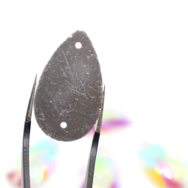Belletresorの【※アウトレットB級品※　A3 雫17×28mm　crystalAB　3粒】　ガラスビジュー　ガラスストーン　ソーオン　ソーオンビジュー　クリスタルオーロラ　衣装パーツ｜アングル2
