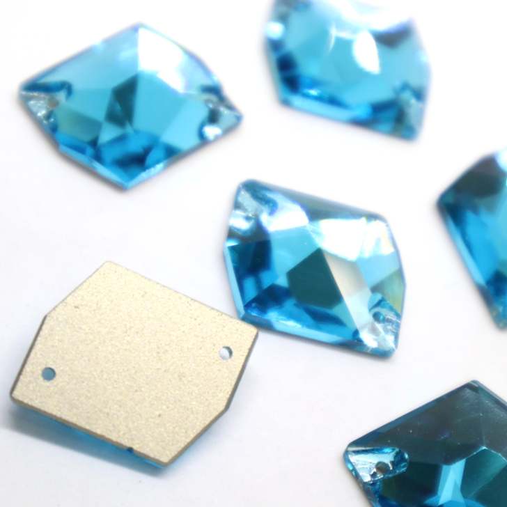 BelletresorのA5ランク　【17×21ミリ　コズミック　アクアマリン　aquamarine 6粒】　ガラスビジュー　ガラスストーン　高輝度ビジュー　ソーオン　ソーオンビジュー　衣装パーツ　縫い付けビジュー　ソーオンストーン｜アングル2