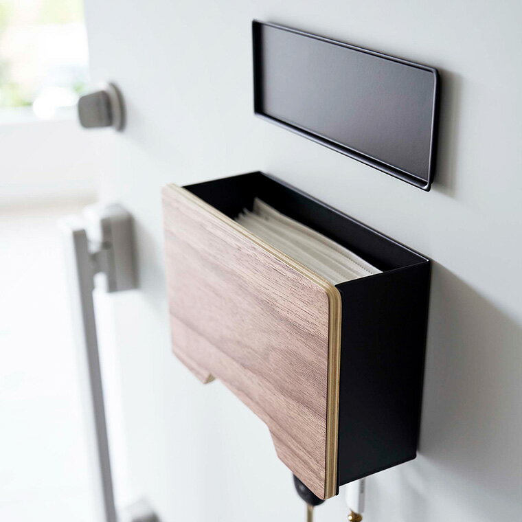 ソムリエ＠ギフトの【レビュー特典】[ マグネットマスクホルダー リン ] 山崎実業 RIN ブラウン/ナチュラル 6066 6067 / マスクケース 玄関 マスク 収納ケース マスク入れ 使い捨てマスク収納 鍵 カギ 印鑑 ペン シンプル 北欧 木目 木調 おしゃれ マグネット JGS 最強配送 dej cpj 送料無料｜アングル3