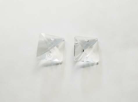 100円で2個入りの商品クリスタル　パーツ16mm四角(連結用)2穴ビーズ　シャンデリア