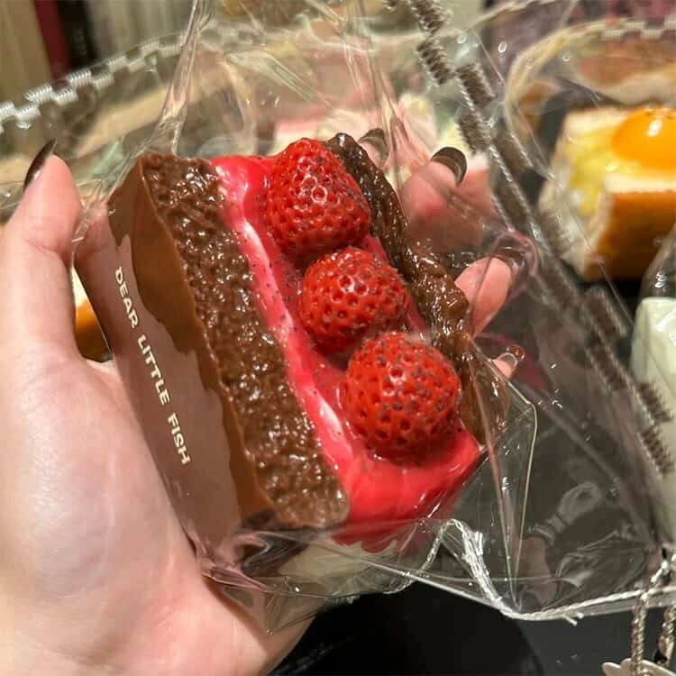 スクイーズケーキ 水感 スクイーズ スクイーズ 子供 高伸縮 チョコレートケーキ ぷにぷに弾力 スクイーズケーキ ふわふわ ふわふわ食パン 低反発ソフト ストレス解消 癒し いちごケーキ おもちゃ 大人 両用 プレゼント パーティー クリスマス 誕生日 ギフト bellissima-km-10007178 Bellissima サンプル画像2