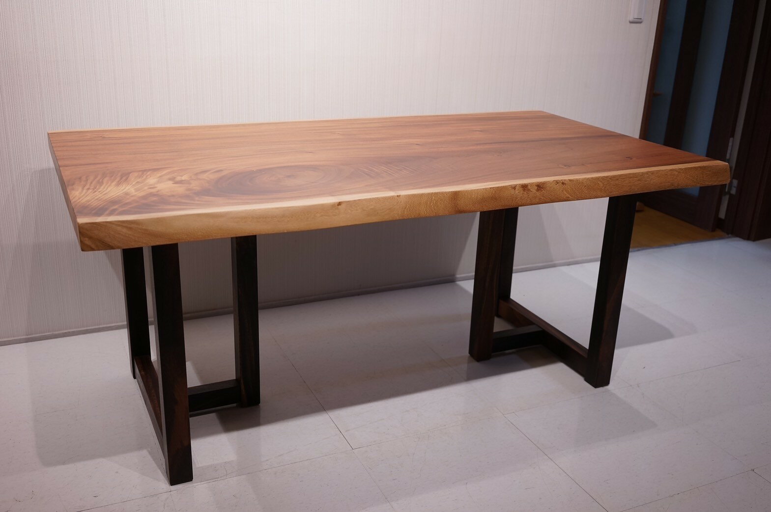 【中古】一枚板 無垢 ダイニングテーブル 座卓 天板 ウォールナット 脚 天然木 送料無料【値下げ交渉可能】