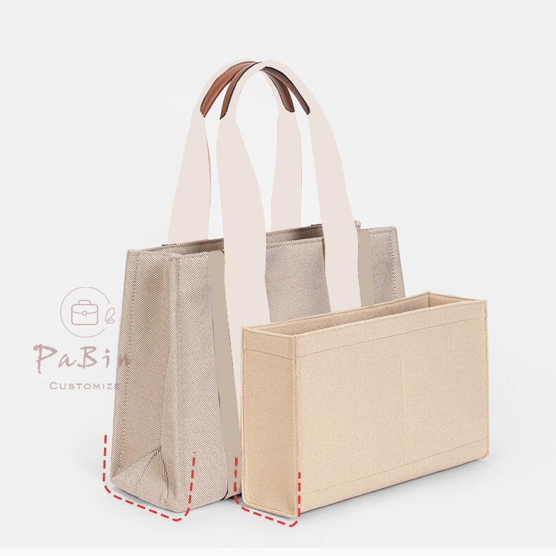 ご注意この商品は chloe woody tote の互換商品です。バッグはただの参照物で、非売品です。 ゴチャゴチャしているバッグの中がすっきりと片付きます。内容物が一目瞭然で、取り出し易く使いやすい鞄になります。 素材が柔らかいので、財布などデリケートな小物に傷を付けず収納ができます！また、軽量でバッグの中に入れても重くならず便利です！ 収納力抜群！仕切りポケット、携帯電話や鍵、化粧品、ハンカチ、財布、リップクリームなどの小物をキチンと収納でき、自分の必要なものを簡単に見つけます。 単独で使うときはしっかり立つことができ、カバンの中に置いた時はバッグのへたる形も安定します。形は変形しやすく鞄に完璧な組み合わせ、たくさんものを入れてもしっかりしています。 ブランドのバッグに対応して専用のバッグインバッグ！普段買っている共通のカバンに対して、サイズが合わないなどの気まずさを避けました。