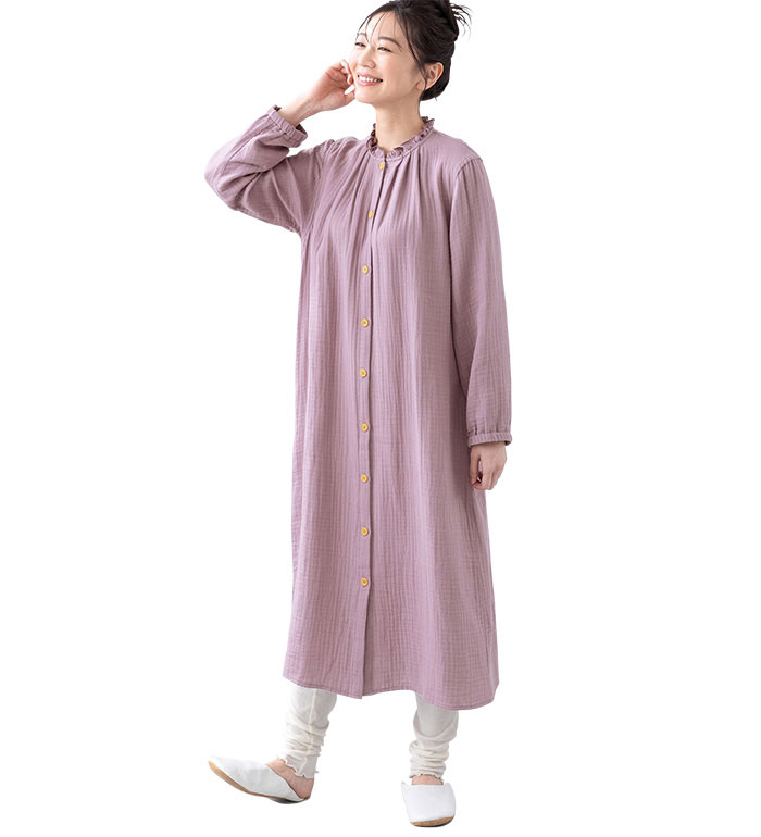 ブランド：ラヴィエンヌ■ 品質／綿100％■洗濯機洗いOKふんわり肌を想うやさしさ「綿100％3重ガーゼ」ゆったりシルエットで着心地さらり◆袖口ゴムで腕まくりもしやすい◆フリル衿で可愛らしさをプラス。◆前開きで羽織としても使える。＜オーガニックコットン100％使用＞自然の中で、3年以上農薬や化学肥料を使わず、有機栽培されたオーガニックコットンを使用。ひとつずつ丁寧に手摘みされた、肌にも環境にもやさしい素材です。＜医師のおすすめ 皮膚科・内科＞ゆきクリニック院長 板垣雪絵医師綿100％の3重ガーゼ素材は、通気性と吸湿性に優れ、肌心地よく快適。オーガニックコットンは化学肥料を使わないように栽培されているため、敏感肌の方(※化繊の肌刺激による。) にも優しい素材です。毎日肌にふれるアイテムだからこそ、優しい素材選びが大切です。色：アイボリー ローズサイズ：M L LL 3L 4L 5L商品カテゴリ：ホームウェア ナイトウェア ルームウェア 部屋着 ゆったり▲お買い物マラソン特設ページはこちら！＼まとめ買いクーポン配布中！／有効期限：8/24(月)10:00〜8/27(木)13:59注目コンテンツ▲レビューキャンペーンはこちら！