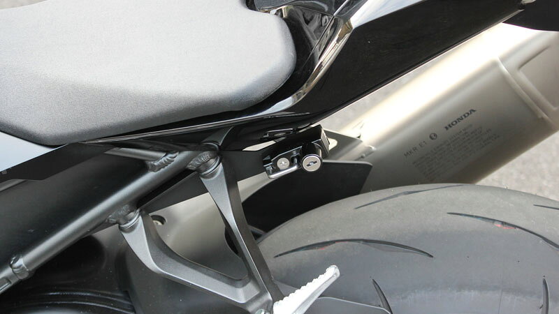 Attractのキジマ ヘルメットロック CBR1000RR-R/SP 20Y- 303-1603 KIJIMA バイク用品｜アングル2