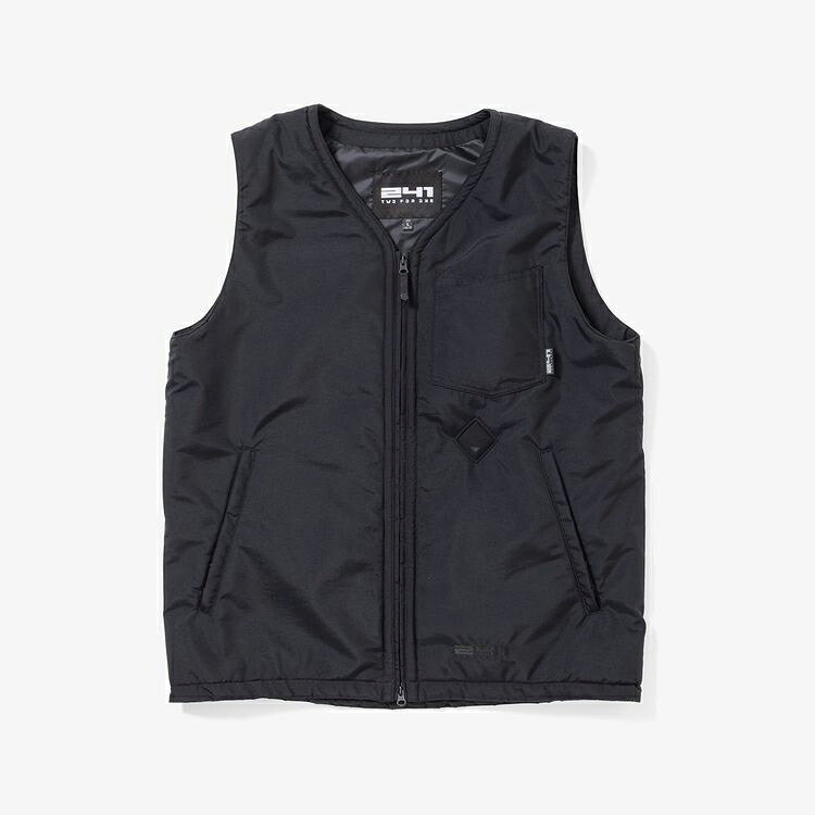 体温だけで保温するのが難しい環境下で、この発熱機能を備えたAREA241-HEATING VESTは活躍します。背中の上部に配置したナノフレキシブル加熱フィルムが、スイッチを入れ10秒で発熱を開始、着用したまま3段階の温度調節が可能です。わずか0.5mmのこの加熱フィルムは柔軟性に優れ、電源を切れば通常のベストとしても違和感無く着用できます。※「ナノフレキシブル加熱フィルム」シリコンがベースになっており発火の恐れがなく安全性に優れています。半導体を特殊技術にて機能制御することでベスト内の温度を一定に保ちます。※ 低温やけど対策として、強で使用90分後には自動的に温度を中に下げるセーフティー機能が備わっています。※電源には、空調服のバッテリーを必ずご使用ください。Fabric:表地 : NY STUNNER DWR（ナイロン100%）中わた : POLYESTER INSULATION （ポリエステル100%）裏地 : MAT TAFFETA（ナイロン100%）Function:GREEN MATERIAL／メッシュ素材でカバーした3段階に切り替え可能な電源スイッチ／ペンホルダー付きの胸ポケット／ハンドウォーマー付きの裾ポケット／ダブルジップ／バッテリー標準／バッテリー大（別売り）も収納できるバッテリーポケット／コネクター部分に付属の防水キャップをはめればケーブルがついたまま洗濯機で丸洗いが可能原産国:日本サイズ寸法（実寸）サイズ:L着丈:69身幅:59肩幅:41メーカーまたは輸入元エリア241区分 スポーツ・アウトドア：アウトドア広告文責株式会社ベルモ TEL：042-767-2722※リニューアルや商品生産国での仕様違い等で、外観が実物と掲載写真と異なる場合がございます。また、入荷時期により外観が異なる商品が混在している場合がございますが、ご注文時に外観をご指定いただく事はできかねます。※当店の在庫は、他の運営サイトと共有しております為、他運営サイトの注文状況によっては、ご注文が可能であっても、欠品となる場合がございます。入荷が見込めない商品につきましては、メールにてキャンセルのご案内を致します。当社では上記の点をご理解いただいた上でのご注文という形で対応させていただきます。スポーツ・アウトドア&nbsp;>&nbsp;アウトドア&nbsp;>&nbsp;ウェア&nbsp;>&nbsp;メンズウェア&nbsp;>&nbsp;ベストスポーツ・アウトドア:アウトドア:ウェア:メンズウェア:ベストAREA241:AREA241-HEATING VESTエリア241 エリア241-ヒーティングベスト(メンズ) [サイズ：L] [カラー：ブラック] #MB9393-BK