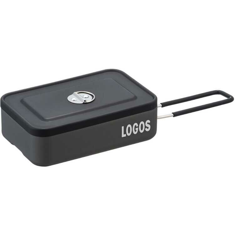 様々な調理が可能。食器にもなるシンプルなメスキット。直火調理可能なフライパンや鍋、お皿代わりになるメスキットは、ソロキャンプにあると便利な一品です。使わない時は、食材や小物、カトラリーを入れたりと、用途いろいろ。また、長年使うと風合いも増して、味が出るのも、この製品の特徴です。食材を入れて運び、直火にかけて焼いたり炊いたり、そのままお皿として使う。一連の流れがこれ一つで可能に。ハンドルは折りたたみ可能で、本体にフィットするので、収納時邪魔になりません。蓋の取っ手はリングタイプを採用し、フラットになります。傷つきにくい耐久性に優れたハードアルマイト加工を施しているので、丈夫で長持ち。ハンドルは取り外し可能。主素材：アルミ、ステンレスサイズ：（約）幅31.5×奥行11.5×高さ5.5cm、内寸：（約）幅17×奥行11×高さ5cm、持ち手長さ：（約）14cm、収納サイズ：（約）幅18.5×奥行11.5×高さ6cm総重量：（約）230gメーカーまたは輸入元ロゴス区分 スポーツ・アウトドア：アウトドア広告文責株式会社ベルモ TEL：042-767-2722※リニューアルや商品生産国での仕様違い等で、外観が実物と掲載写真と異なる場合がございます。また、入荷時期により外観が異なる商品が混在している場合がございますが、ご注文時に外観をご指定いただく事はできかねます。※当店の在庫は、他の運営サイトと共有しております為、他運営サイトの注文状況によっては、ご注文が可能であっても、欠品となる場合がございます。入荷が見込めない商品につきましては、メールにてキャンセルのご案内を致します。当社では上記の点をご理解いただいた上でのご注文という形で対応させていただきます。スポーツ・アウトドア&nbsp;&gt;&nbsp;アウトドア&nbsp;&gt;&nbsp;バーべキュー・クッキング用品&nbsp;&gt;&nbsp;クッカースポーツ・アウトドア:アウトドア:バーべキュー・クッキング用品:クッカーロゴス LOGOS メスキット [サイズ：幅31.5×奥行11.5×高さ5.5cm] #88230250