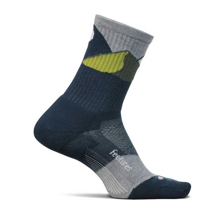 かかととつま先を補強し、耐久性を高めたスポーツソックス岩や木の根が張り巡らされた険しい山道や、絶えず変化する過酷な環境で、高密度なクッションがあなたの足と足首を守るトレイルコレクション。feeturesは、生涯続くパフォーマンスソックスを作るにあたり、製造廃棄物の削減やリサイクルボトルから作られた糸の使用などを通して、人々をよりサステナブルな未来に導きたいと考えて作られています。≪商品特徴≫・かかととつま先などの摩耗しやすいエリアを補強し、耐久性を向上・ランナーに最も必要とされるピンポイント圧着を可能にする特許取得のソックロック技術（Targeted Compression）を採用・左右異なった設計が足全体にフィット感、最高の履き心地を与え、まめを徹底的に予防・高密度のクッショニングが山地や坂道などの衝撃を受ける地面でも究極のサポート力を発揮・乾湿コントールに長けたリサイクル由来の繊維 i WickRが水分を外に逃がし、速乾性と冷却防臭効果を高める・つま先は手作業のシームレス仕様、The Perfect ToeRを採用。ごわつきを感じさせない履き心地でマメを予防・かかとから口ゴムまでの5インチ(約13cm)丈はトレイルランニング、またはランニング中のファッションポイントとしてベストなサイズ感素材本体：ポリエステル、ナイロン、ポリウレタンメーカーまたは輸入元フィーチャーズ区分 スポーツ・アウトドア：アウトドア広告文責株式会社ベルモ TEL：042-767-2722※リニューアルや商品生産国での仕様違い等で、外観が実物と掲載写真と異なる場合がございます。また、入荷時期により外観が異なる商品が混在している場合がございますが、ご注文時に外観をご指定いただく事はできかねます。※当店の在庫は、他の運営サイトと共有しております為、他運営サイトの注文状況によっては、ご注文が可能であっても、欠品となる場合がございます。入荷が見込めない商品につきましては、メールにてキャンセルのご案内を致します。当社では上記の点をご理解いただいた上でのご注文という形で対応させていただきます。スポーツ・アウトドア&nbsp;&gt;&nbsp;アウトドア&nbsp;&gt;&nbsp;ウェア&nbsp;&gt;&nbsp;メンズウェア&nbsp;&gt;&nbsp;靴下スポーツ・アウトドア:アウトドア:ウェア:メンズウェア:靴下FEETURES:TRAIL MAX CUSHION MINI CREWフィーチャーズ トレイル マックスクッション ミニクル— [サイズ：L(26.5-29cm)] [カラー：NavySummit] #4400120113232