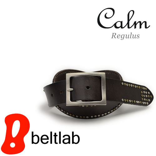 『Calm -Regulus-』ゴールドとシルバー、ランダムに並べたつぶしスタッズがアクセント。四角いギャリソンバックルがかっこいい、ユニセックスで楽しめるカジュアルベルト