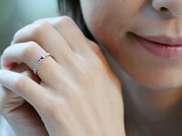 【15％クーポンの日】 ローズカット ダイヤモンド18石に 濃赤ルビーの輝くストレートリング 誕生石 4月 7月 【bn281】