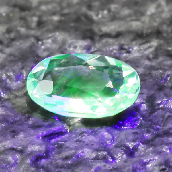 ☆UV色変化 ハイアライトオパール オーバル 0.11ct 限定1個誕生石10月※こちらのルースを使用してのカスタマイズもお受けできます。