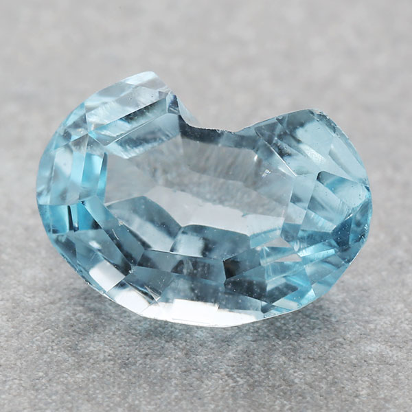 ☆ブルートパーズ 猫 10×7mm 3.25ct 限定1個※こちらのルースを使用してのカスタマイズもお受けできます..