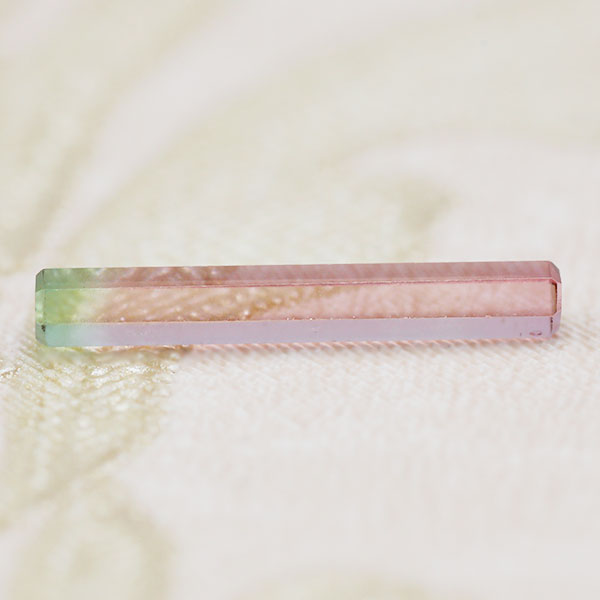 ☆バイカラートルマリン 六角柱 0.42ct 限定1個誕生石10月※こちらのルースを使用してのカスタマイズもお受けできます。 【クリスマス】..