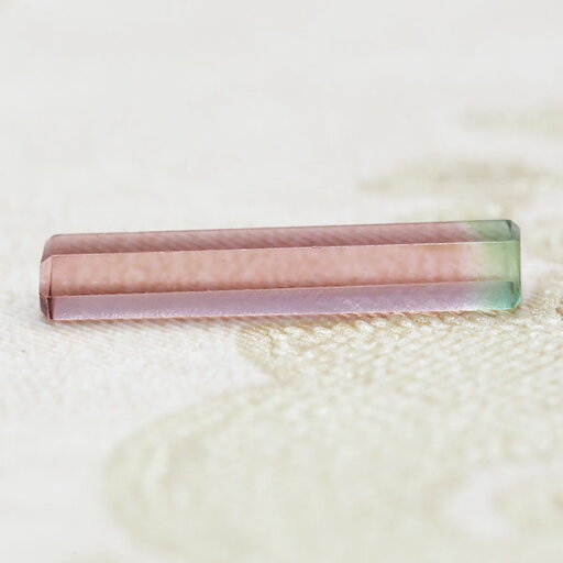 ☆バイカラートルマリン 六角柱 0.62ct 限定1個誕生石10月※こちらのルースを使用してのカスタマイズもお受けできます。 ☆バイカラートルマリン 六角柱 0.62ct 限定1個誕生石10月※こちらのルースを使用してのカスタマイズもお受けできます。