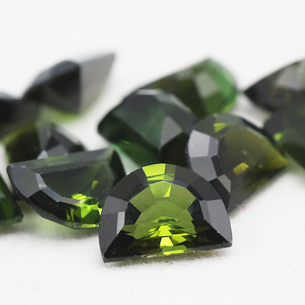 ☆グリーントルマリン ハーフムーン 7×5mm誕生石10月※こちらのルースを使用してのカスタマイズもお受けできます。