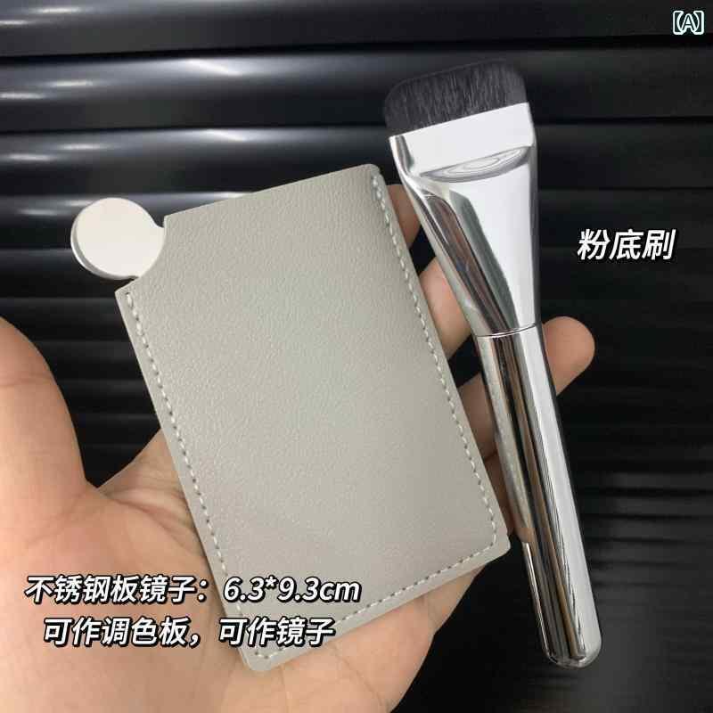 フラットなヘッドを持つプロなファンデーションブラシでファンデーションをスムーズに塗布し.粉を浮か..