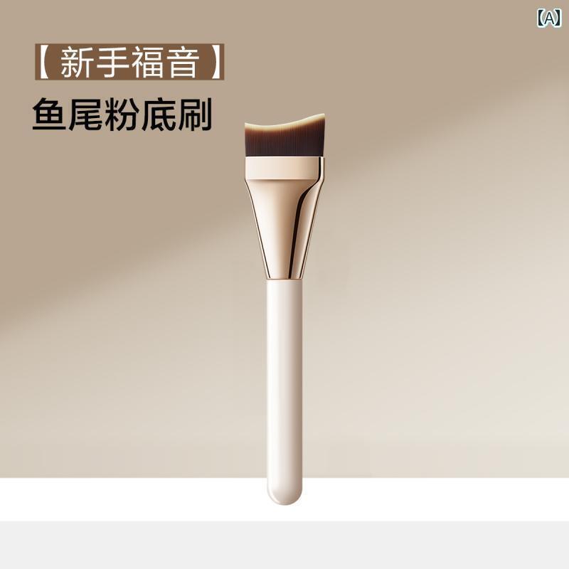 韓国製のコンシーラーブラシは.薄く粉を浸透させ.均一に仕上げてくれます。初心者の方でも使いやすく.斜めの切り口ができる無傷の月の形状をしています。