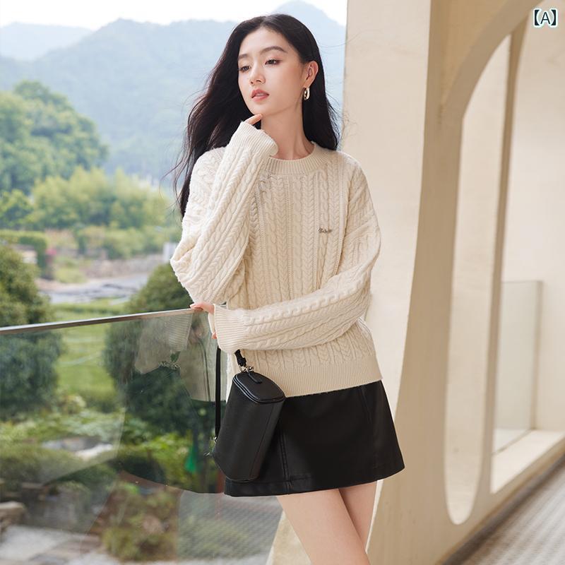 2024年冬で.リラックス感溢れる.ベージュ色の編みニットセーター。