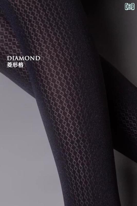 柔らかい天鵞絨のテーブルワン製の優雅ウェーブ斜線ストッキングが.脚を細く見せる効果があり.春秋にぴったりの透け感のあるシルクストッキングです。