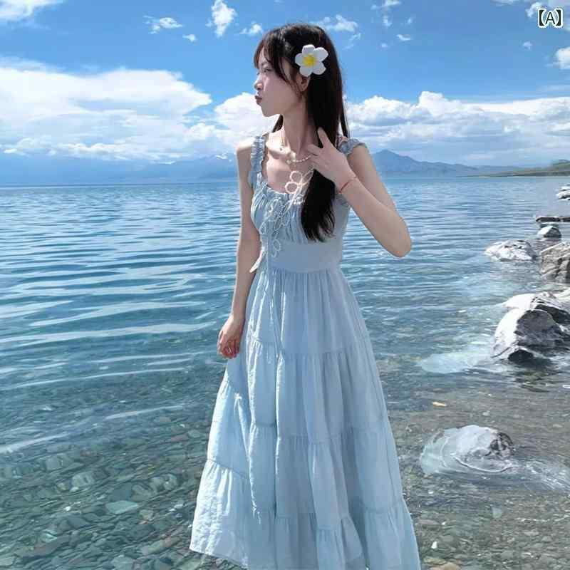 2025年の.可憐で清楚なブルーのスカラップディテールのロングドレス。柔らかな印象を与える。