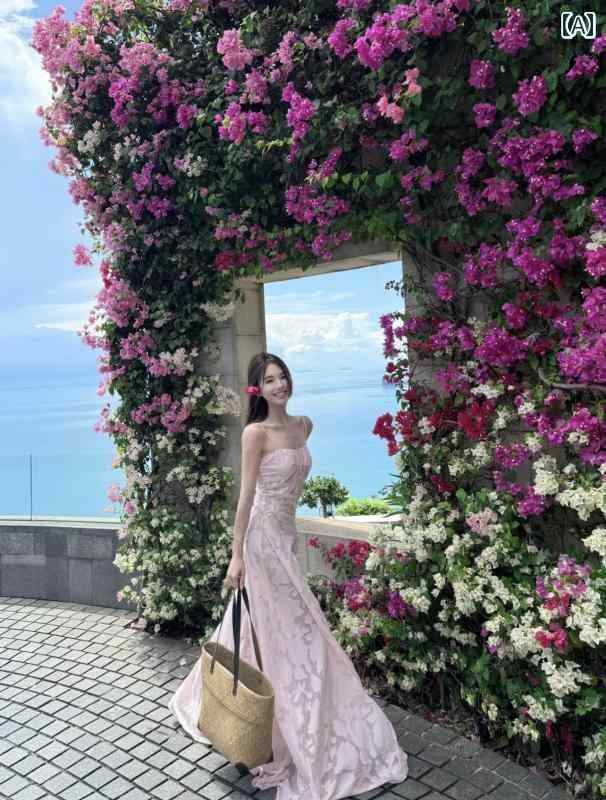 ワンピース ドレス レディース 象徴のあるノースリーブのワンピースドレスは.女性らしく美しく.高級感があり.バックがオープンで.海辺やリゾートでのパーティーにぴったりのロングドレスです。