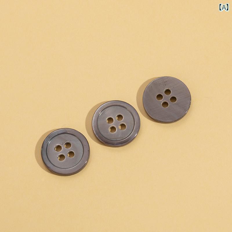 ボタン　カジュアル　アクセサリー グレーの 貝 ボタン 丸型 四つ目 スーツ シャツ シフォン カーディガン 薄 縁 装飾