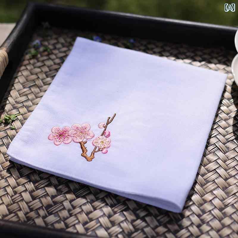 ハンカチ　ハンドタオル 梅 蘭 竹 菊の 刺繍が 施 綿 ハンカチ。 男女兼用。 汗を 拭く 四角い タオル。 人への 誕生日 プレゼントに。
