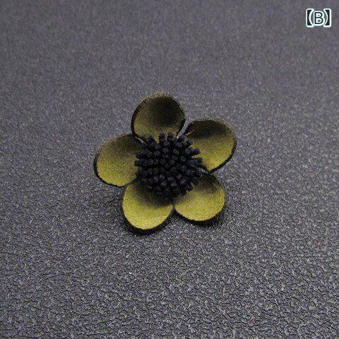 ベネフィメントショップのブローチ 花モチーフ スーツ用 メンズ レディース 個性派 胸元飾り アクセサリー 光漏れ防止 ピン留め ユニセックス フォーマル ビジネス 普段使い｜アングル3