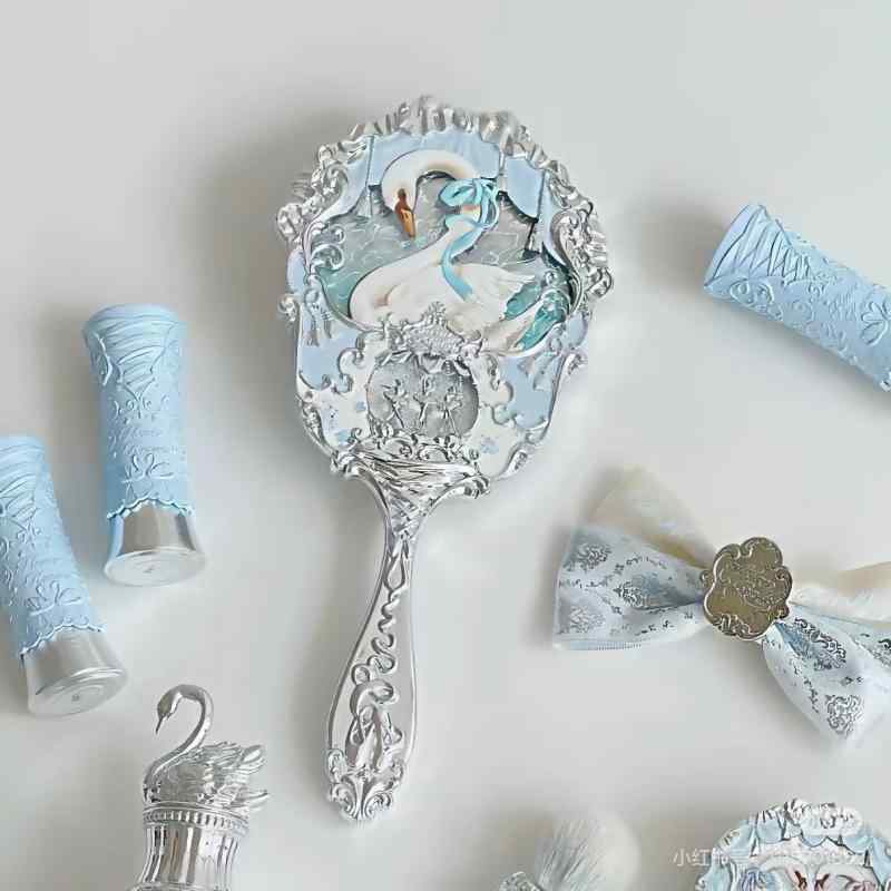 手鏡 レディース メイク用 スワン バレエ モチーフ 青花瓷 デザイン チョコレート 六周年記念 人魚 月光 ロココ 調 かわいい 姫系 雑貨 プリンセス 手持ちミラー ハンドミラー アンティーク風 おしゃれ ギフト メイク雑貨 インテリア コスメ収納