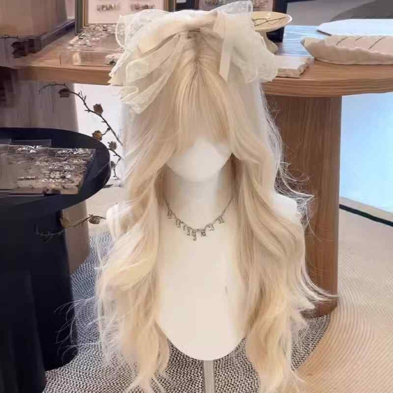 ウィッグ レディース ロングカール フルウィッグ ロリータ ライトプラチナブロンド ウェーブ かつら 巻き髪 耐熱 自然 ヘアスタイル コスプレ 仮装 演劇 パーティー ダンス 変身 ウィッグネット付き リアルな質感 華やか 高級感 抜け感 おしゃれ 柔