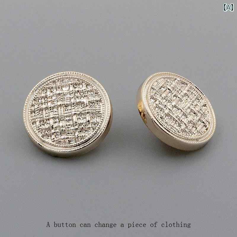 ベネフィメントショップのカーディガン レディース トップス アウター ニット ジャケット 金色 丸型 編み込み ボタン クラシック レトロ 織り柄 重厚感 ゴールド 上品 エレガント きれいめ カジュアル ゆったり 体型カバー 着痩せ 細見え プラスサイズ 大きいサイズ 羽織り｜アングル2