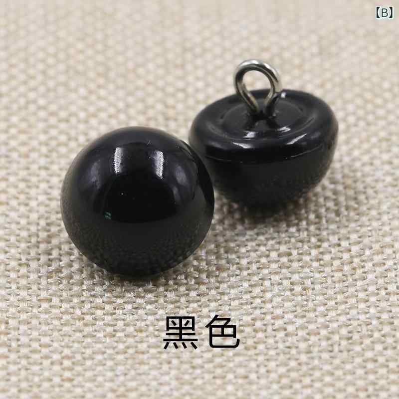 ベネフィメントショップのカーディガン キッズ 女の子 長袖 ニット セーター トップス 前開き ボタン 襟付き 襟 パール風 丸ボタン 飾りボタン きのこボタン キノコモチーフ 子供服 子供用 保温性 伸縮性 防寒 普段使い 通学 通園 お出かけ 秋冬 ホワイト ブラック モノ｜アングル3
