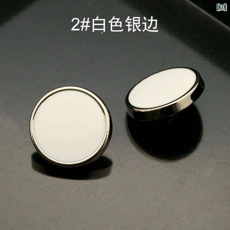 ベネフィメントショップのボタン 男性用 女性用 兼用 メタルボタン 丸型 円形 裁縫用 手芸用品 ソーイング 黒色 ブラック 高級感 エレガント スーツジャケット用 コート用 トレンチコート用 ウエア用 付け替え用 おしゃれ 補修用 パーツ 飾りボタン 頑丈 耐久性 シンプル｜アングル3