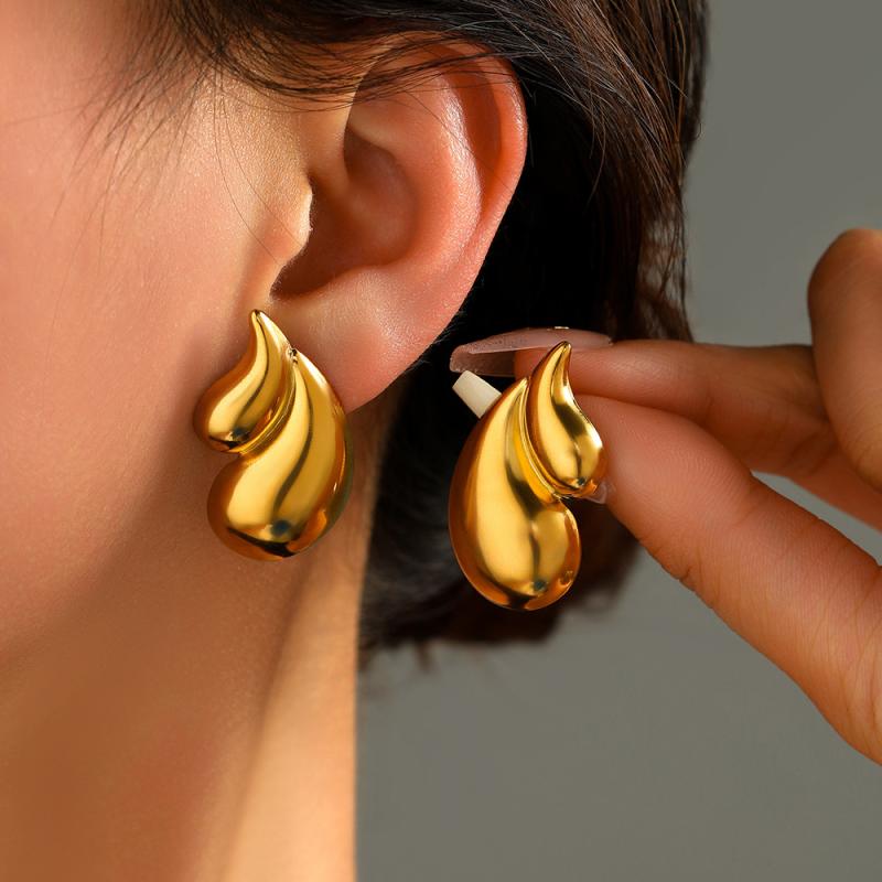 ピアス レディース アクセサリー チタン鋼 ゴールド 金色 ファッション レトロ 高級感 雫型 貝殻モチーフ 揺れる 大ぶり シンプル おしゃれ カジュアル 普段使い 通勤用 パーティー お呼ばれ 耐久性 錆びにくい 色落ちしにくい 金属アレルギー対応