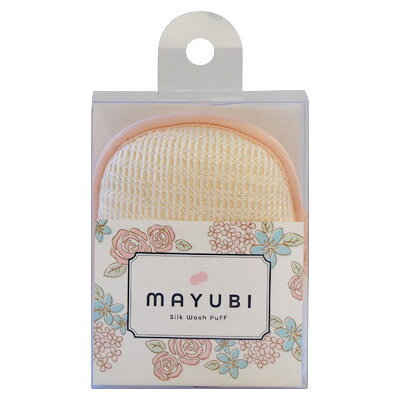 商品名 MAYUBI　シルクウォッシュパフ 商品規格 1個 商品説明 〜シルクメッシュで簡単にあわ立て羽二重シルクでやさしくなで洗い。〜 　絹は人の肌によく似たアミノ酸から構成されています。 その細かな繊維が余分な角質やミクロなささくれなどをやさしく取り除き、 優れた保湿力でお肌がしっとりします。 使用方法 シルクネット面で泡立てた泡で洗顔し、羽二重シルク面でお顔の泡をやさしく拭き取っていきます。 (お顔は最後に洗い流してください)使用後はパフをよくすすぎ、固く絞って風通しのいいところで陰干ししてください。 成分 [原材料] 絹/ウレタンエーテルスコット(中芯) 製造販売元 京都シルク加工 分類 雑貨 区分 雑貨 生産国 日本 　ご購入前に必ずご確認下さい　 在庫について 在庫管理は定期的に行っておりますが他店舗でも販売している為、欠品が発生する場合があります。 その場合はご注文数の減少・キャンセルが発生する場合があります。 また、在庫の状況により、発送まで7日〜10日程かかる場合がございます。ご了承くださいませ。 ご使用上の注意 お肌や頭皮に傷・はれもの・湿疹等の異常があるときは、使用しないで下さい。 目に入ったときは、すぐに洗い流して下さい。 使用中や使用後に刺激等の異常があらわれたときは、使用を中止し、皮膚科専門医などへご相談をおすすめします。 直射日光、高温を避けて保管してください。 本品使用法以外の使用はしないで下さい。 広告文責 株メディアート 048-954-5168