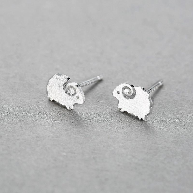 ピアス スタッドピアス アクセサリー レディース 女性用 小ぶり ヒツジ 羊 シルバーカラー おしゃれ かわいい ギフト 記念日 誕生日 プレゼント