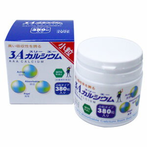 名称 ・カルシウム含有食品 お召し上がり方 ・&nbsp;健康補助食品として1日15粒から20粒を目安に、2回ぐらいに分けて、噛んでお召し上がりください。 原材料 クエン酸　還元麦芽糖　 カキ殻・海草　ショ糖エステル　エリスリトール　レモン香料 栄養成分 (20粒(6.6g)当たり) エネルギー　6.4kcal　たんぱく質　0 脂質　0.3g　炭水化物　2.0g　ナトリウム10.2mg　カルシウム　800mg ロイシン　0.70μg　イソロイシン　0.80μgリジン　0.64μg　メチオニン　1.07μg フェニルアラニン　0.73μg　スレオニン　1.56μg　トリプトファン　0.43μg　 バリン　0.92μg　リン　1.12mg 鉄　0.09mg　カリウム　0.21mg　マグネシウム　3.2mg　亜鉛　7.5μg マンガン　0.07mg　セレン　0.80μg　 ■発売元：スリーエーカルシウム株式会社