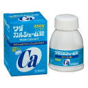 商品詳細 ●骨がもろくなるのを防ぎ、骨や歯の発育を促すカルシウム剤です。 ●15錠(成人1日量)でカルシウムが645mg摂取できます。●小さな錠剤ですので、お子様からお年寄りの方まで服用できます。 効能・効果 妊娠・授乳期、発育期、老年期のカルシウムの補給 用法・用量 成人（15歳以上）・・・・5錠 3回食後に服用。&nbsp; 8歳以上15歳未満・・・3錠 3回食後に服用。 5歳以上8歳未満・・・・2錠 3回食後に服用。 5歳未満 服用しないこと&nbsp; 成分・分量 (成人1日服用量15錠中) リン酸水素カルシウム 2550mg&nbsp; 乳酸カルシウム 150mg&nbsp; クエン酸カルシウム 150mg&nbsp; （カルシウムとして645mg）&nbsp; 添加物として結晶セルロース、トウモロコシデンプン、乳糖及びステアリン酸マグネシウムを含有する。 剤形 錠剤 使用上の注意 相談すること 1：次の人は服用前に医師又は薬剤師に相談してください。 医師の治療を受けている人 2：次の場合は、直ちに服用を中止し、この文書を持って医師又は薬剤師に相談してください。 (1)服用後、次の症状があらわれた場合。&nbsp; 便秘 (2) しばらく服用しても症状がよくならない場合。 医薬品の保管及び取り扱い上の注意 (1)直射日光の当たらない湿気の少ない涼しい所に密栓して保管してください。 (2)小児の手の届かない所に保管してください。 (3)他の容器に入れ替えないでください。(誤用の原因になったり品質が変わります) (4)使用期限を過ぎた製品は使用しないでください。 区分 日本製／第3類医薬品 広告文責くすりの勉強堂0248-94-8718 お問合せ先ワダカルシウム製薬株式会社 〒538-0043　大阪市鶴見区今津南2丁目7番36号 お客様相談室 TEL：06-6965-0831 受付時間：平日9:00〜17:00（土・日・祝日、年末年始、夏季休暇は営業時間外） ■発売元：ワダカルシウム製薬株式会社