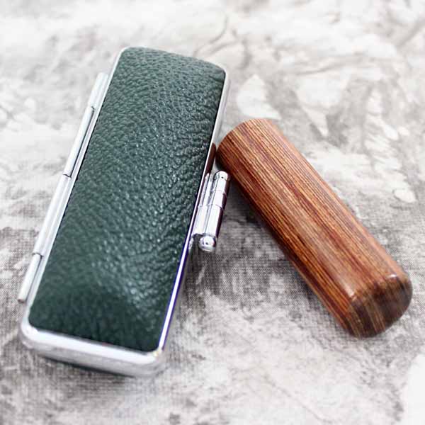 【300円クーポン中】【即日発送 即日無料】平日11時30分までのご注文分 一点限り!キャンペーン 彩樺 さいか 印鑑 作成 18mm 牛革もみケース付き(緑色...