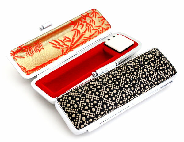 【100円クーポン中】印鑑ケース はんこケース 鹿革 幾何学柄 黒印伝 10.5mm 〜 12mm 朱肉付き おしゃれ 印鑑収納 プレゼントやギフトに! 実印 ...