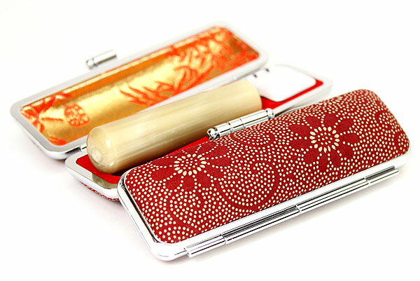 【印鑑 実印 はんこセット】 牛角 白 印鑑セット ケース付き 実印 15mm アタリ付き 印鑑ケース おしゃれ 鹿革 赤印伝 白うるし 菊 朱肉付き 旧字 特殊文字 作成 OK プレゼントやギフトに！【福袋価格】【送料無料】のサムネイル