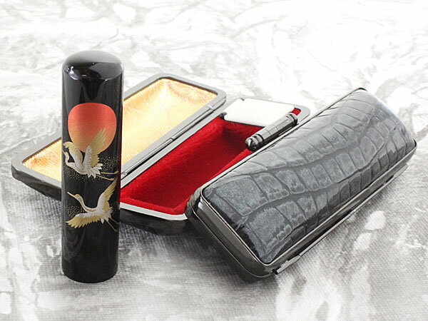 【100円クーポン中】印鑑 実印 15mm はんこセット 黒水牛印鑑 蒔絵 日の出鶴 牛革 型押し シャイニングクロコ 印鑑ケース ケース付き 朱肉付き 旧字 ...