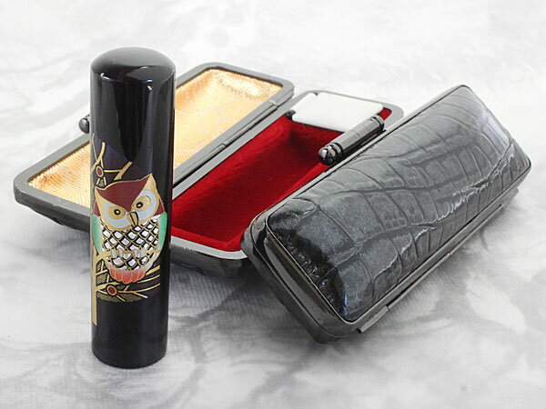 【100円クーポン中】印鑑 実印 15mm はんこセット 黒水牛印鑑 現代蒔絵 フクロウ親子 印鑑ケース 牛革 型押し シャイニングクロコ ケース付き 朱肉付き...