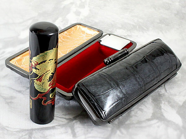印鑑 はんこセット 黒水牛印鑑 開運 蒔絵 赤龍 13.5mm 銀行印 実印 牛革 型押し シャイニングクロコ 印鑑ケース ケース付き 朱肉付き 旧字 特殊文字...