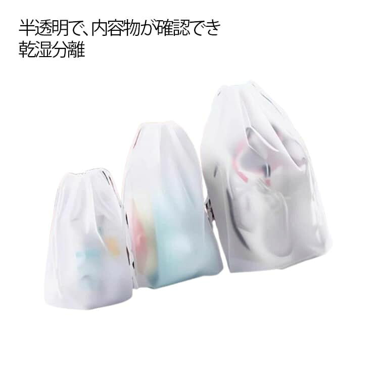 高品質のPE素材を採用して、軽く、かびを防ぎ、異味がなく、耐久性と柔軟性のある使用しています。防水ビニール製ですから濡れた服や水着、汗たくタオルや衣類、洗面用具や化粧品などを入れても水は漏らされないです。おもちゃ、小物、靴など分類しやすくて、防塵汚れ防止です。【半透明で、内容物が確認でき】 和風のビニール巾着ポーチと違って、当方の巾着袋が半透明生地で中身がをはっきり見えませんが、中の収納物を確認できるの程度です。また引き締めひもが付き、手で運ぶこととバックパックに結ぶこともできます。【乾湿分離】 防水ビニール製ですから濡れた服や水着、汗たくタオルや衣類、洗面用具や化粧品などを入れても水は漏らされないです。清潔、乾燥の衣類に汚れたことは心配しないです。【使用やすい】 内側と外側のつや消し面は効果的に滑りにくく、手紐を両側から引いて袋を絞り開閉します。柔らかな質感でしわになりにくいポリエチレンを使用した防水巾着袋は、お出かけの際や日々の持ち運び用としても便利な巾着タイプ。入れ口も大きく開き、ハイヒールやショートブーツ等の物の出し入れがスムーズです。【幅広い用途】 衣類や靴などを収納したいんですが、タンスの容量が足りない、そのまま置くと、ホコリが溜まってる！きんちゃく袋がその悩みを解決かもしれません。三つサイズで小さい化粧品や上履きや運動着などを収納でき、きんちゃく袋の開け口を締めてヘッド下に収納していいではないですか。旅行の時にも、旅行用品を別々に収納してスーツケースは綺麗位になります。 サイズ 16*20cm 20*30cm 30*40cm サイズについての説明 16*20cm 20*30cm 30*40cm※サイズ表の実寸法は商品によって1-3cm程度の誤差がある場合がございます。 素材 ビニール 色 10枚写真色 備考 ●サイズ詳細等の測り方はスタッフ間で統一、徹底はしておりますが、実寸は商品によって若干の誤差(1cm～3cm )がある場合がございますので、予めご了承ください。 ●製造ロットにより、細部形状の違いや、同色でも色味に多少の誤差が生じます。 ●パッケージは改良のため予告なく仕様を変更する場合があります。 ▼商品の色は、撮影時の光や、お客様のモニターの色具合などにより、実際の商品と異なる場合がございます。あらかじめ、ご了承ください。 ▼生地の特性上、やや匂いが強く感じられるものもございます。数日のご使用や陰干しなどで気になる匂いはほとんど感じられなくなります。 ▼同じ商品でも生産時期により形やサイズ、カラーに多少の誤差が生じる場合もございます。 ▼他店舗でも在庫を共有して販売をしている為、受注後欠品となる場合もございます。予め、ご了承お願い申し上げます。 ▼出荷前に全て検品を行っておりますが、万が一商品に不具合があった場合は、お問い合わせフォームまたはメールよりご連絡頂けます様お願い申し上げます。速やかに対応致しますのでご安心ください。