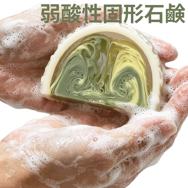しっとり洗い上げる全身用固形石けん。熟練した職人が手作業で一つ一つ丁寧に磨き上げました。弱酸性なので、全身の汚れをすっきり落としながら、しっとりとしたうるおいを保ちます。ボディだけでなく、フェイスにもお使いいただけます。 サイズ 6*6.5*1.8cm サイズについての説明 サイズ：6*6.5*1.8cm、重さ：約100g ※実寸はメジャー採寸の為、若干の誤差が生じる場合があります。成分:ソルビトール、ココナッツオイル、パーム核油ナトリウム、グリセリン、スクロース、脱イオン水、美容用マイカパウダー、トレハロース、スイートアーモンドオイル、オリーブオイル、グレープシードオイル、玉龍茶香料。 素材 その他 色 中性石けん 備考 ●サイズ詳細等の測り方はスタッフ間で統一、徹底はしておりますが、実寸は商品によって若干の誤差(1cm～3cm )がある場合がございますので、予めご了承ください。 ●製造ロットにより、細部形状の違いや、同色でも色味に多少の誤差が生じます。 ●パッケージは改良のため予告なく仕様を変更する場合があります。 ▼商品の色は、撮影時の光や、お客様のモニターの色具合などにより、実際の商品と異なる場合がございます。あらかじめ、ご了承ください。 ▼生地の特性上、やや匂いが強く感じられるものもございます。数日のご使用や陰干しなどで気になる匂いはほとんど感じられなくなります。 ▼同じ商品でも生産時期により形やサイズ、カラーに多少の誤差が生じる場合もございます。 ▼他店舗でも在庫を共有して販売をしている為、受注後欠品となる場合もございます。予め、ご了承お願い申し上げます。 ▼出荷前に全て検品を行っておりますが、万が一商品に不具合があった場合は、お問い合わせフォームまたはメールよりご連絡頂けます様お願い申し上げます。速やかに対応致しますのでご安心ください。